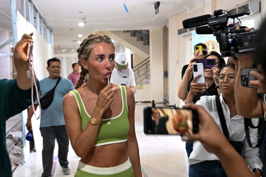 Έγκυος η πορνοστάρ Bonnie Blue μετά το «challenge» με 400 άντρες