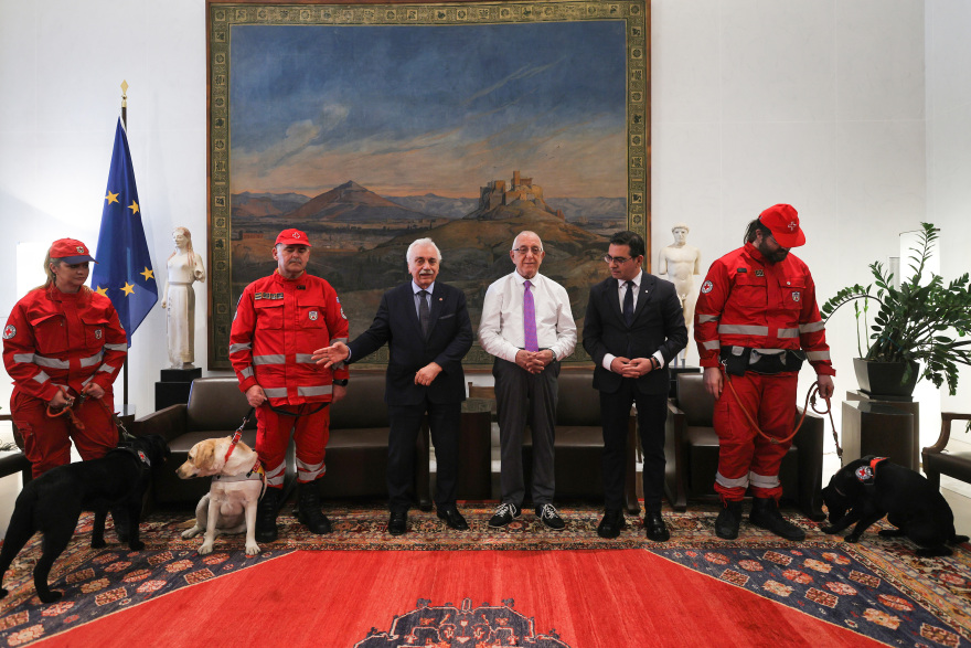 Δωρεά σκύλων διασωστών από τη Βουλή, ο King και η Kira στο δυναμικό του Ερυθρού Σταυρού