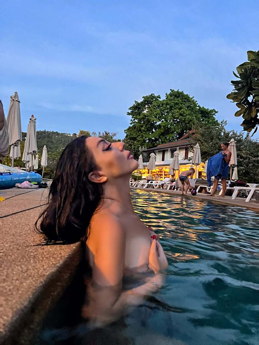 Η Πόπη Μαλλιωτάκη ποζάρει τόπλες σε πισίνα: Κάποιοι δημιουργούν τις τάσεις, άλλοι τις ακολουθούν, γράφει