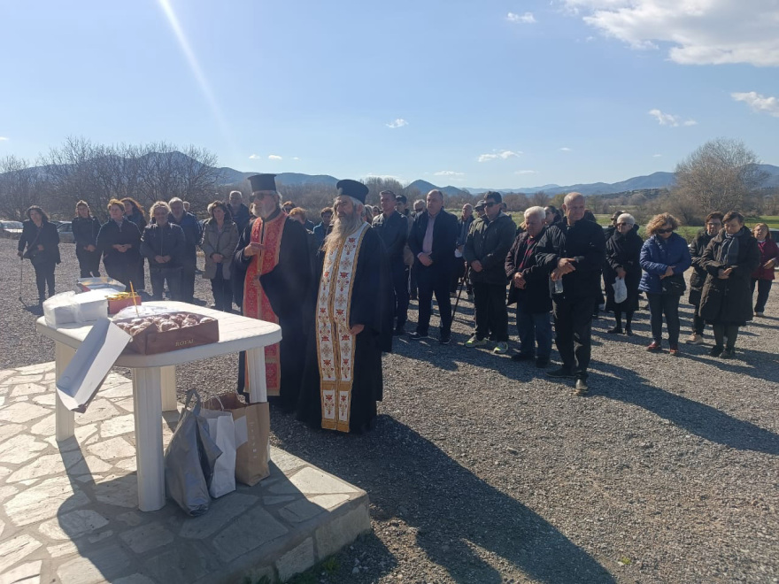 Τρισάγιο για τα θύματα των Τεμπών στο σημείο της τραγωδίας, δείτε βίντεο και φωτογραφίες