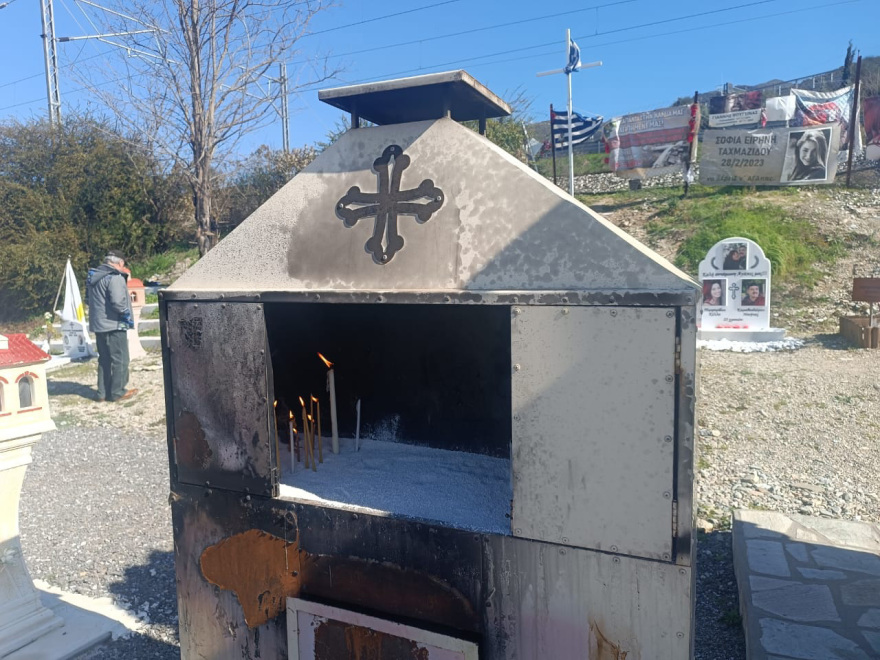 Τρισάγιο για τα θύματα των Τεμπών στο σημείο της τραγωδίας, δείτε βίντεο και φωτογραφίες