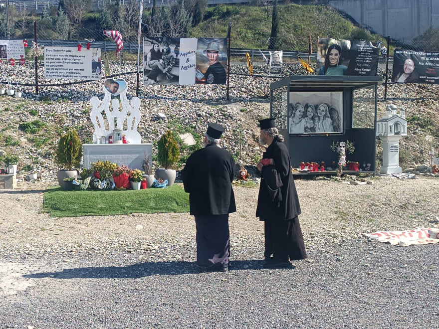 Τρισάγιο για τα θύματα των Τεμπών στο σημείο της τραγωδίας, δείτε βίντεο και φωτογραφίες