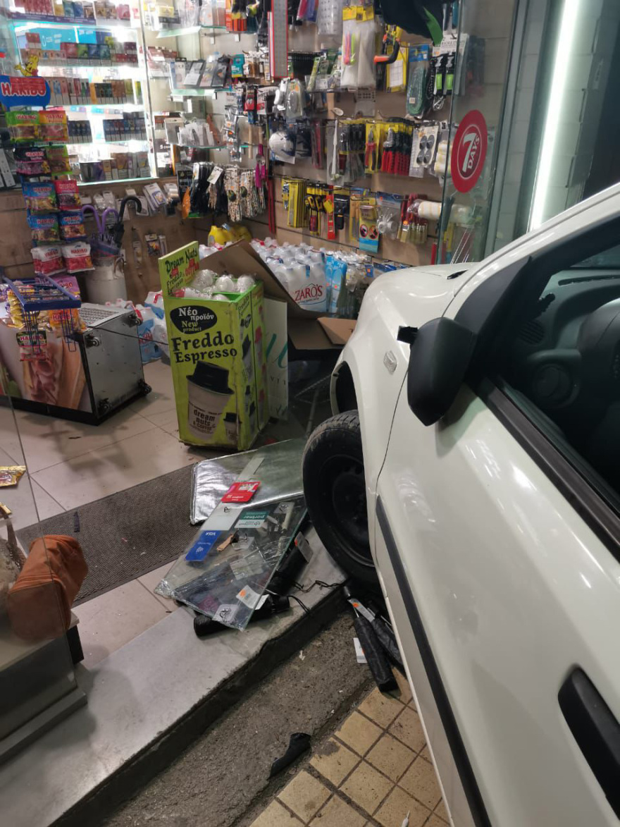 Από ένα... σάντουιτς, έφτασε να εισβάλει με αυτοκίνητο στην τζαμαρία μίνι μάρκετ στο Ηράκλειο: Ήθελε να με σκοτώσει, λέει η ιδιοκτήτρια για τον οδηγό