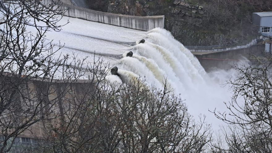 Βίντεο με τον τεράστιο όγκο νερού που απελευθερώνεται από τη Βουλγαρία και καταλήγει στον Έβρο, μάχη με το χρόνο για τις πλημμύρες
