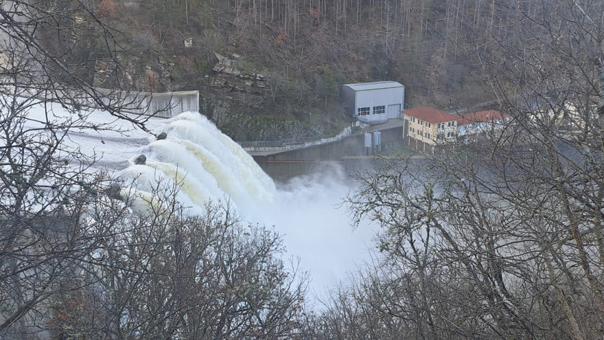 Βίντεο με τον τεράστιο όγκο νερού που απελευθερώνεται από τη Βουλγαρία και καταλήγει στον Έβρο, μάχη με το χρόνο για τις πλημμύρες