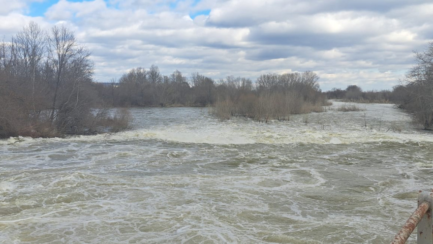 Ορμητικά νερά στο φράγμα του Άρδα περνούν από τη Βουλγαρία στην Ελλάδα, πάνω από 510 κυβικά μέτρα ανά δευτερόλεπτο καταλήγουν στον Έβρο
