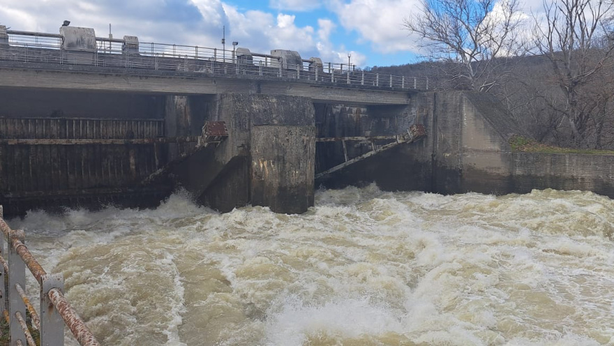 Ορμητικά νερά στο φράγμα του Άρδα περνούν από τη Βουλγαρία στην Ελλάδα, πάνω από 510 κυβικά μέτρα ανά δευτερόλεπτο καταλήγουν στον Έβρο