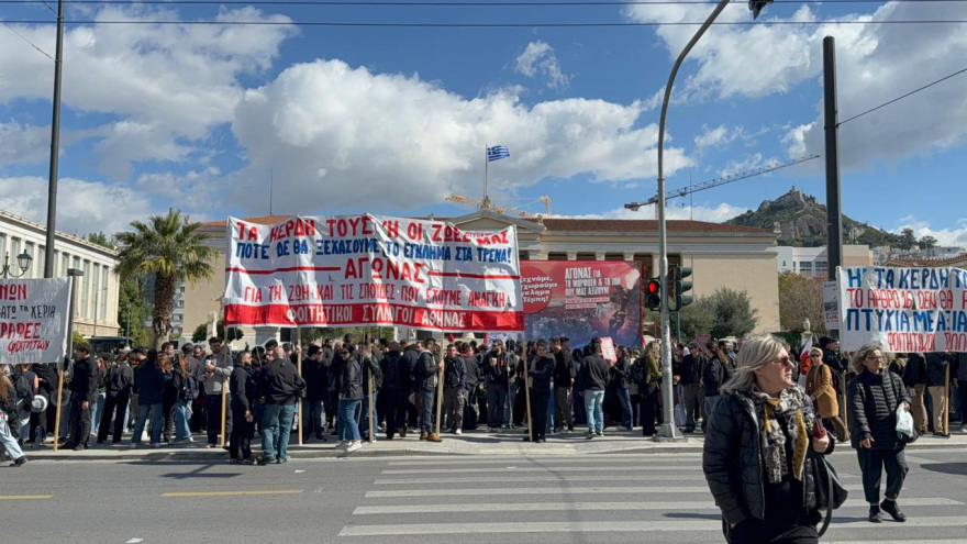 Ξεκίνησε η πορεία φοιτητών και μαθητών στο κέντρο της Αθήνας, κλειστές Πανεπιστημίου και Σταδίου - Δείτε βίντεο και φωτογραφίες