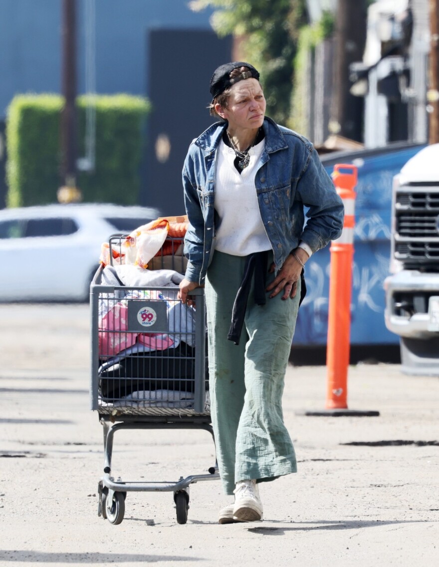 Η Λόνι Γουίλισον ξανά στους δρόμους να ψάχνει σκουπίδια, οι νέες εικόνες που προκάλεσαν ανησυχία