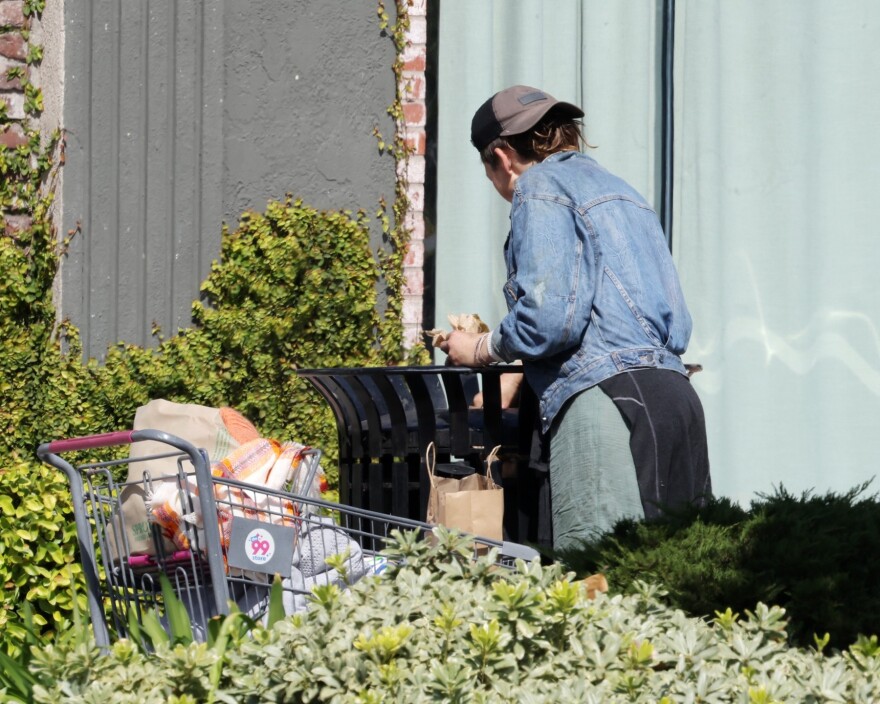 Η Λόνι Γουίλισον ξανά στους δρόμους να ψάχνει σκουπίδια, οι νέες εικόνες που προκάλεσαν ανησυχία