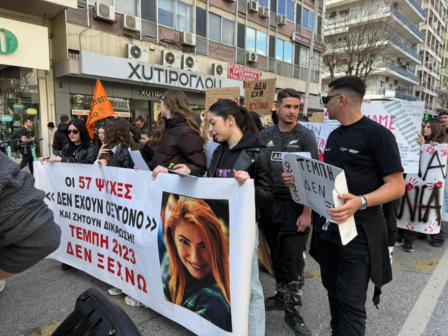 Ξεκίνησε η πορεία φοιτητών και μαθητών στο κέντρο της Αθήνας, κλειστές Πανεπιστημίου και Σταδίου - Δείτε βίντεο και φωτογραφίες