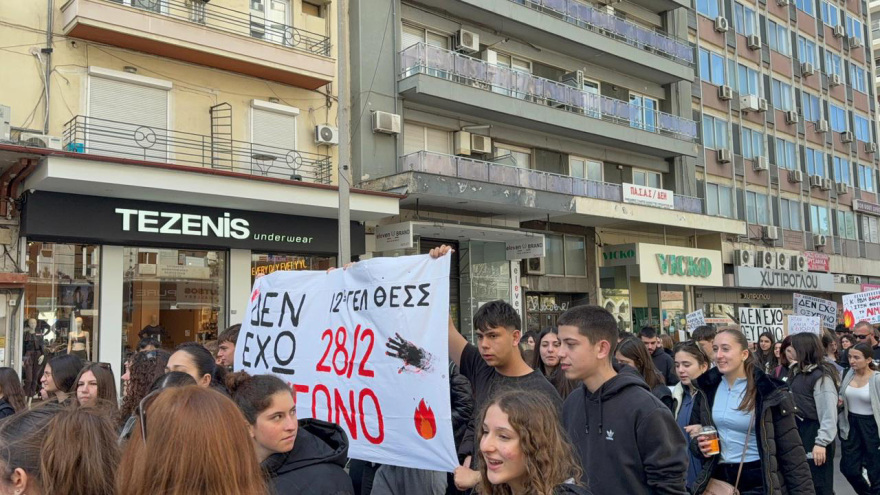 Ξεκίνησε η πορεία φοιτητών και μαθητών στο κέντρο της Αθήνας, κλειστές Πανεπιστημίου και Σταδίου - Δείτε βίντεο και φωτογραφίες