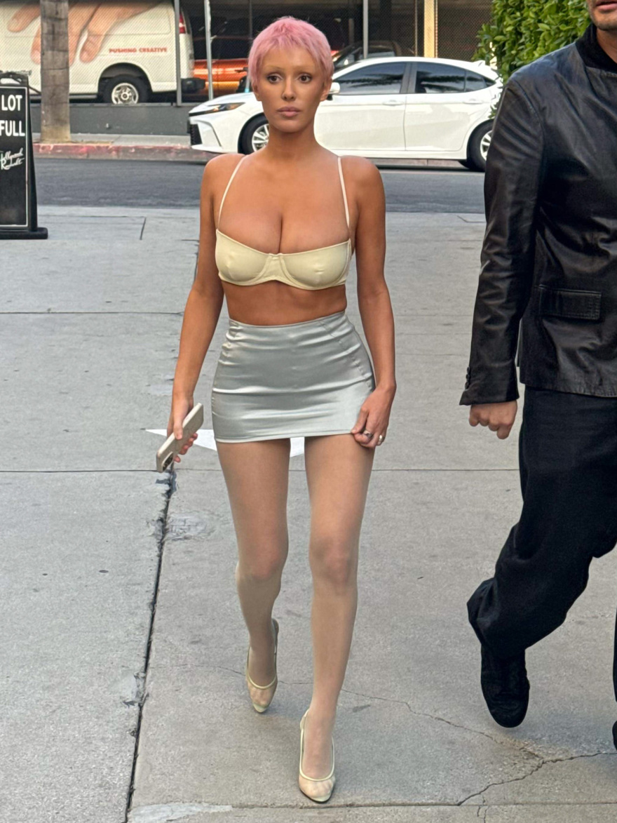 Μπιάνκα Σενσόρι: Με σουτιέν, μίνι φούστα και αγορέ μαλλιά στους δρόμους του Λος Άντζελες