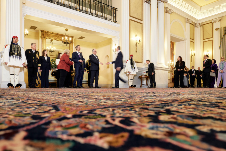 Παρασκήνια από τη δεξίωση του ΠτΔ Κώστα Τασούλα στο διπλωματικό σώμα - Η απουσία Κίμπερλι και τα... εθνικά μπιφτεκάκια του σεφ Βασίλη Μπέκα