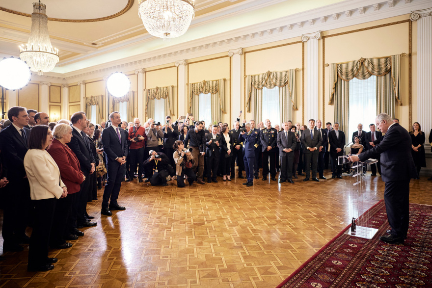 Παρασκήνια από τη δεξίωση του ΠτΔ Κώστα Τασούλα στο διπλωματικό σώμα - Η απουσία Κίμπερλι και τα... εθνικά μπιφτεκάκια του σεφ Βασίλη Μπέκα