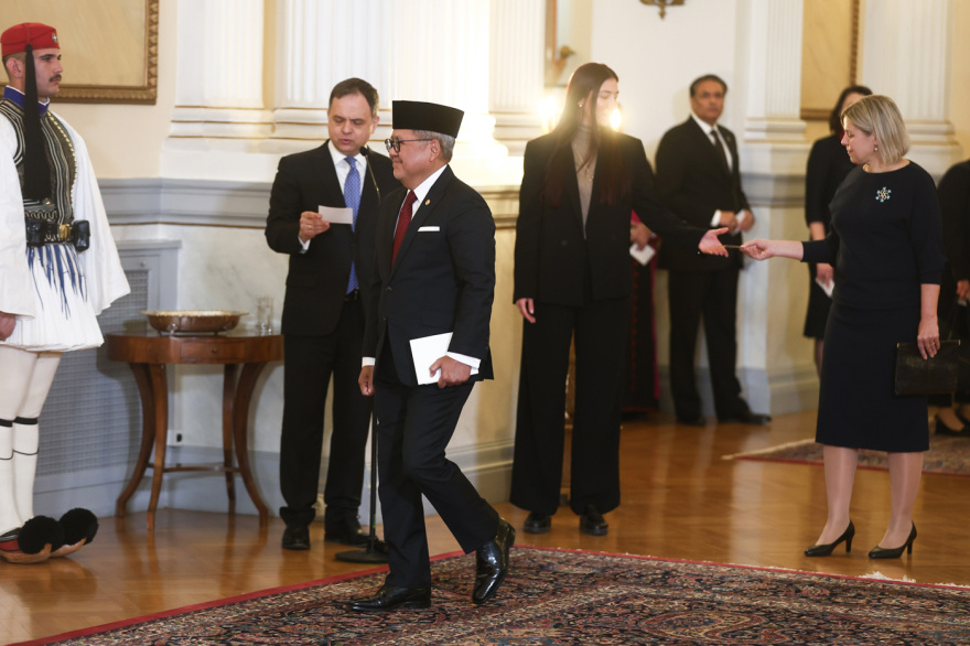 Παρασκήνια από τη δεξίωση του ΠτΔ Κώστα Τασούλα στο διπλωματικό σώμα - Η απουσία Κίμπερλι και τα... εθνικά μπιφτεκάκια του σεφ Βασίλη Μπέκα