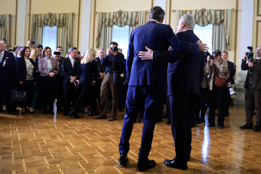 Παρασκήνια από τη δεξίωση του ΠτΔ Κώστα Τασούλα στο διπλωματικό σώμα - Η απουσία Κίμπερλι και τα... εθνικά μπιφτεκάκια του σεφ Βασίλη Μπέκα