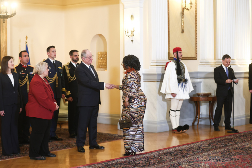 Παρασκήνια από τη δεξίωση του ΠτΔ Κώστα Τασούλα στο διπλωματικό σώμα - Η απουσία Κίμπερλι και τα... εθνικά μπιφτεκάκια του σεφ Βασίλη Μπέκα