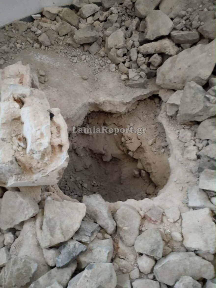 Κατέστρεψαν την Αγία Τράπεζα σε εκκλησία στη Φθιώτιδα για να βρουν… λίρες, δείτε φωτογραφίες