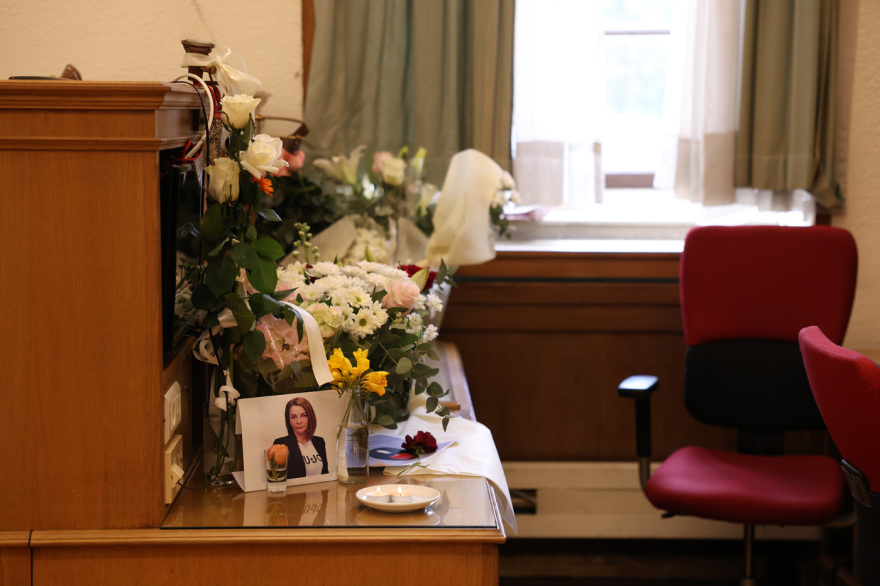 «Επέστρεψε στο φως»: Συγκίνηση στην κηδεία της δημοσιογράφου Αντιγόνης Πανέλλη, οι επικήδειοι των συναδέλφων της