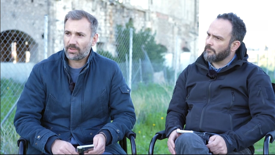 «Ο πατέρας μου σκότωσε τη μητέρα μου γιατί τη θεωρούσε κτήμα του»: Η ιστορία της Στεφανίας που έγινε μάνα για τον ανήλικο αδερφό της