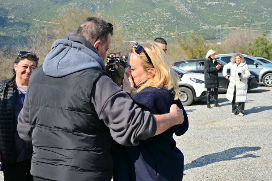 Λουλούδια στο σημείο της τραγωδίας στα Τέμπη άφησαν συγγενείς των θυμάτων, δείτε βίντεο και φωτογραφίες