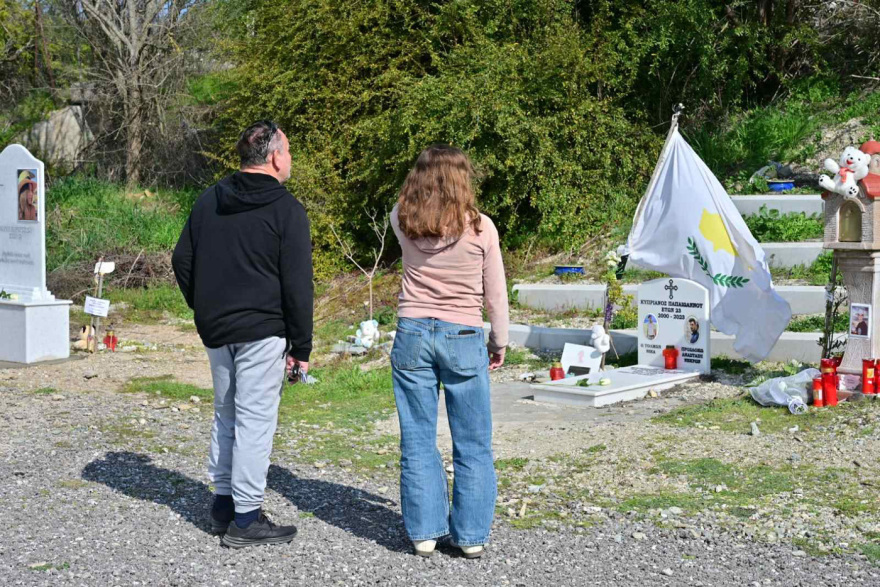 Λουλούδια στο σημείο της τραγωδίας στα Τέμπη άφησαν συγγενείς των θυμάτων, δείτε βίντεο και φωτογραφίες