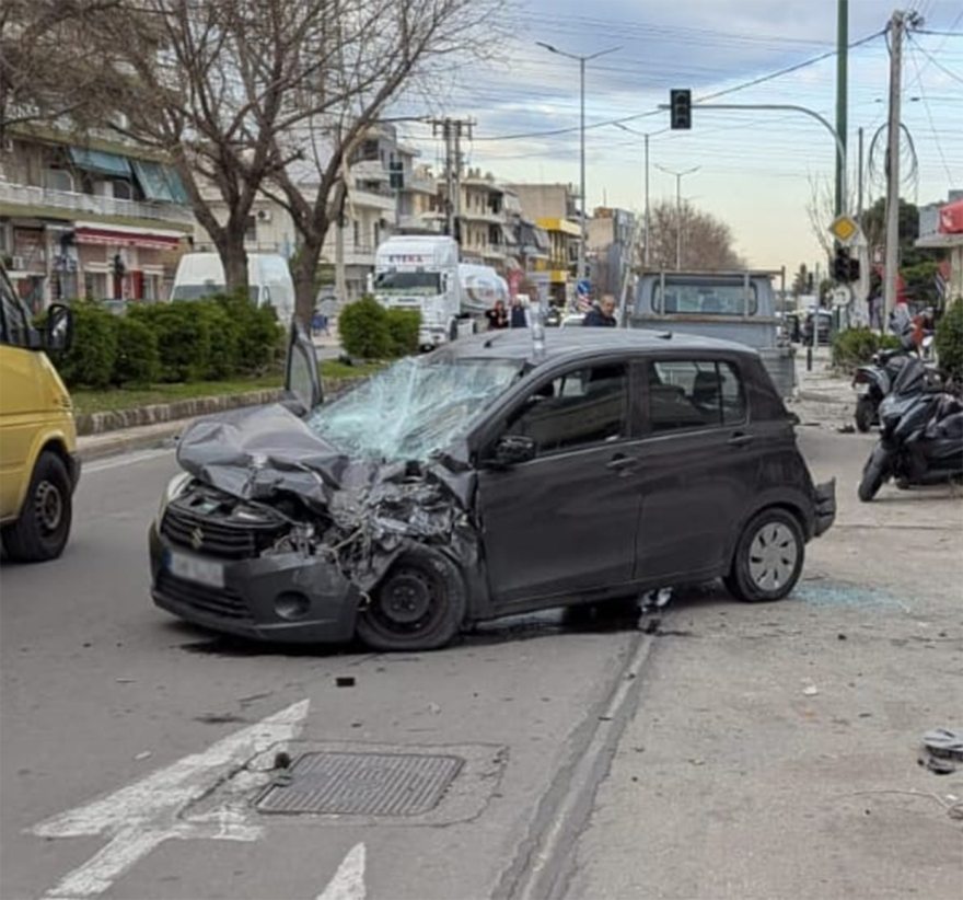 Η στιγμή που το φορτηγό στη Θηβών πέφτει πάνω σε δύο σταθμευμένα οχήματα μετά την τρελή του πορεία, δείτε βίντεο