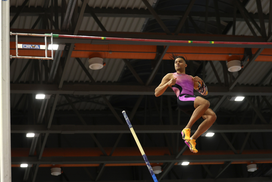Τρομερός Καραλής στην Παιανία: Πέταξε στα 6,17μ και «διέλυσε» το πανελλήνιο ρεκόρ, βίντεο