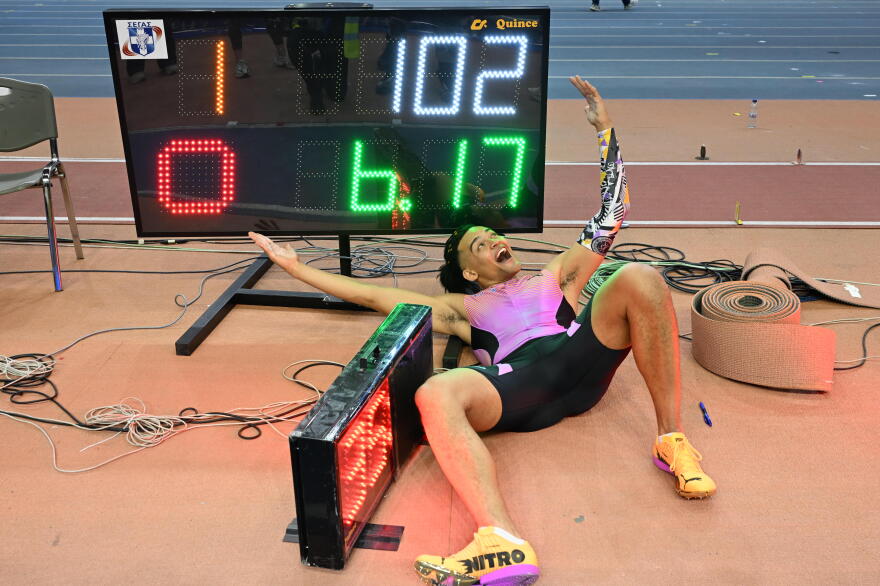 Τρομερός Καραλής στην Παιανία: Πέταξε στα 6,17μ και «διέλυσε» το πανελλήνιο ρεκόρ, βίντεο