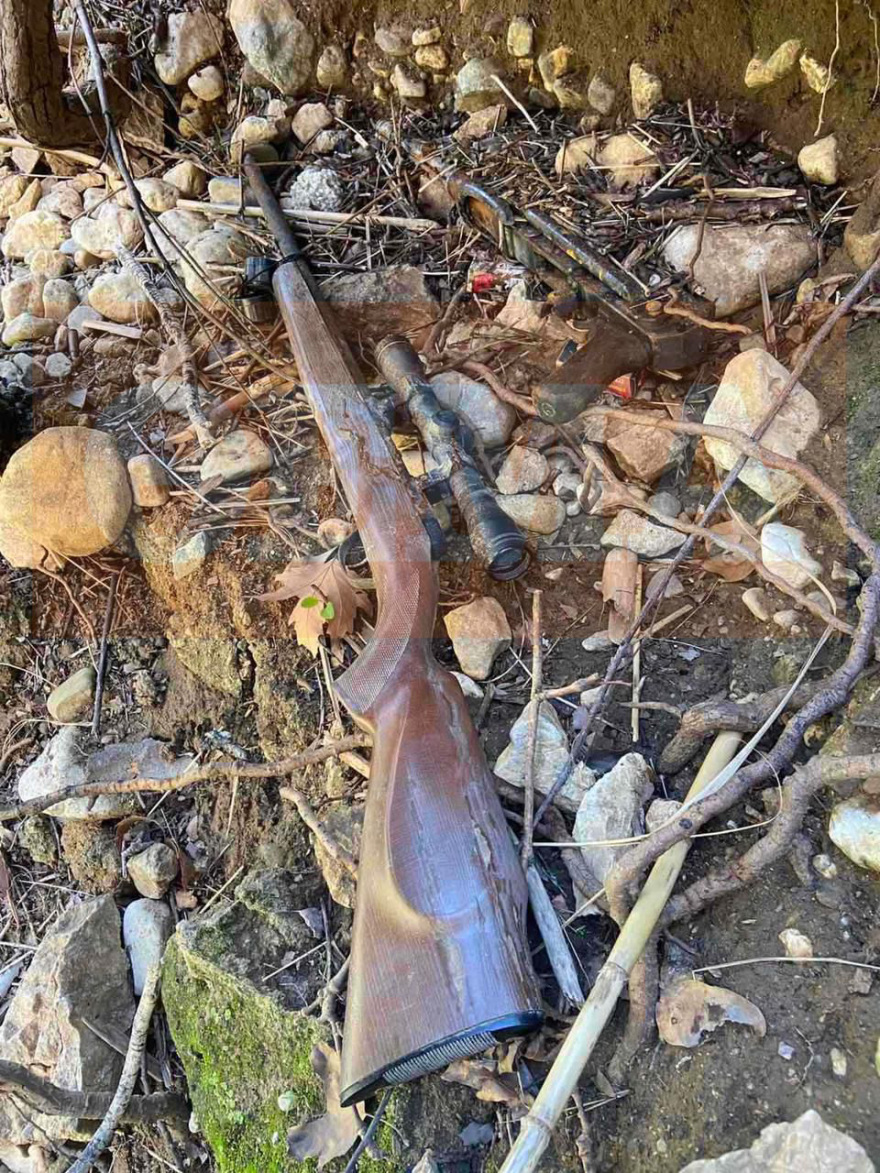 Εντοπίστηκαν καλάσνικοφ, όπλο με διόπτρα και σφαίρες στη λίμνη Μαραθώνα, δείτε φωτογραφίες