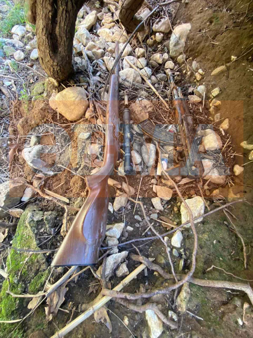 Εντοπίστηκαν καλάσνικοφ, όπλο με διόπτρα και σφαίρες στη λίμνη Μαραθώνα, δείτε φωτογραφίες