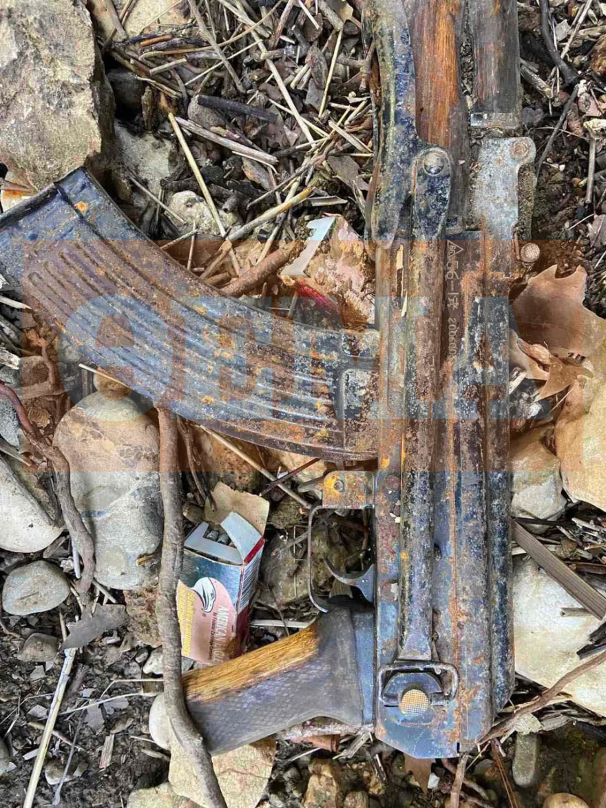 Εντοπίστηκαν καλάσνικοφ, όπλο με διόπτρα και σφαίρες στη λίμνη Μαραθώνα, δείτε φωτογραφίες