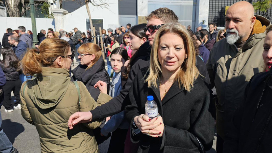 Στην συγκέντρωση για τα Τέμπη στο Σύνταγμα η Μαρία Καρυστιανού, δείτε φωτογραφίες