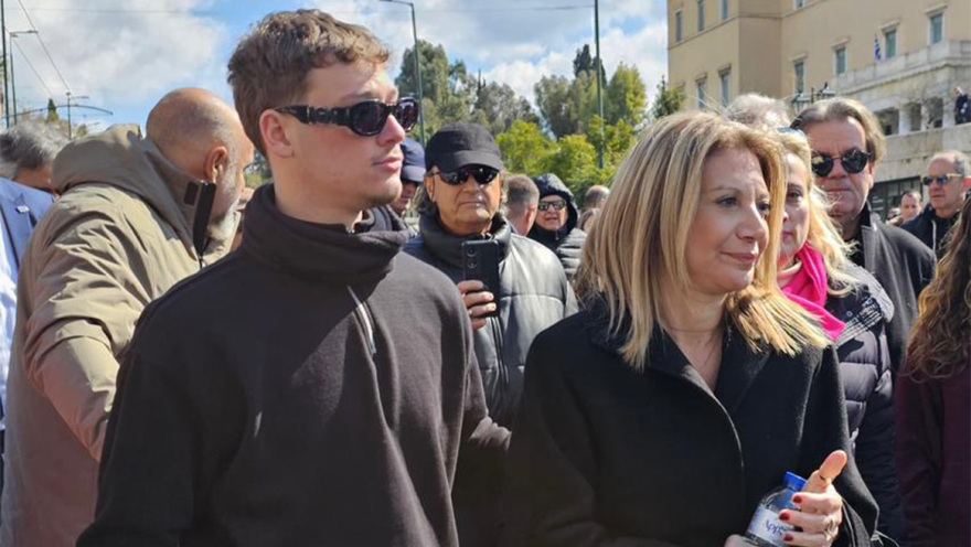 Στην συγκέντρωση για τα Τέμπη στο Σύνταγμα η Μαρία Καρυστιανού, δείτε φωτογραφίες