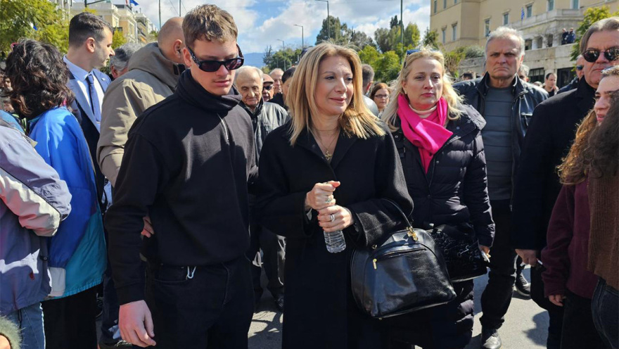 Στην συγκέντρωση για τα Τέμπη στο Σύνταγμα η Μαρία Καρυστιανού, δείτε φωτογραφίες