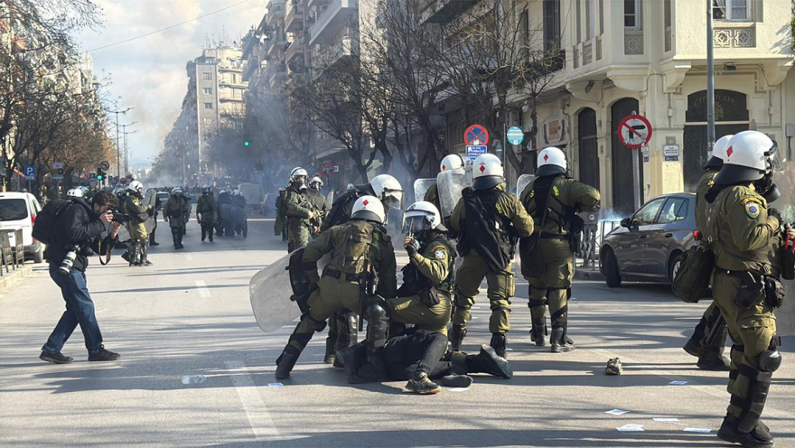 Τέμπη: Επεισόδια σε Αθήνα και Θεσσαλονίκη- Αναίτια χρήση χημικών και κρότου λάμψης- Προσαγωγές και συλλήψεις (vid) 4 thessaloniki-tempi-1_2