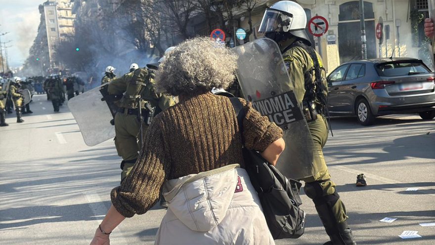 Φωτογραφίες και βίντεο από τις συγκεντρώσεις για τα Τέμπη σε Αθήνα, Θεσσαλονίκη, Λάρισα και όλη την Ελλάδα 