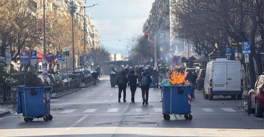 Τέμπη: Επεισόδια σε Αθήνα και Θεσσαλονίκη- Αναίτια χρήση χημικών και κρότου λάμψης- Προσαγωγές και συλλήψεις (vid) 3 thessaloniki-tempi-mak