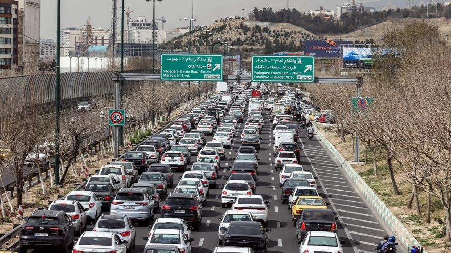 Εγκαταλείπουν μαζικά την Τεχεράνη οι Ιρανοί: Ουρές σε σούπερ μάρκετ και βενζινάδικα, δείτε φωτογραφίες