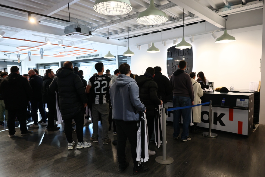 ΠΑΟΚ: Ουρές στην Τούμπα για την φανέλα των 100 χρόνων, βίντεο και φωτογραφίες 