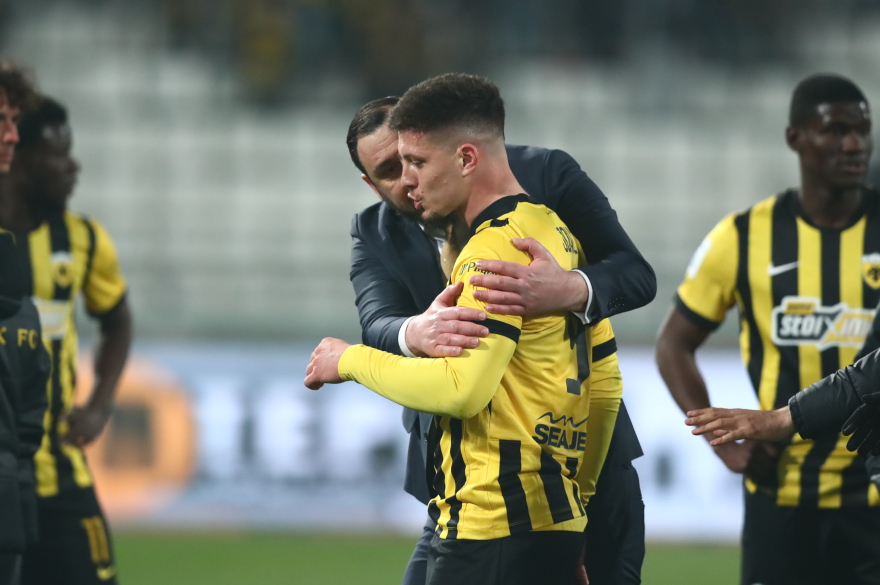 Ένταση στο φινάλε του αγώνα της ΑΕΚ με τον Βόλο - «Νάτοι, νάτοι οι πρωταθλητές» φώναζαν οι οπαδοί της Ένωσης, βίντεο 