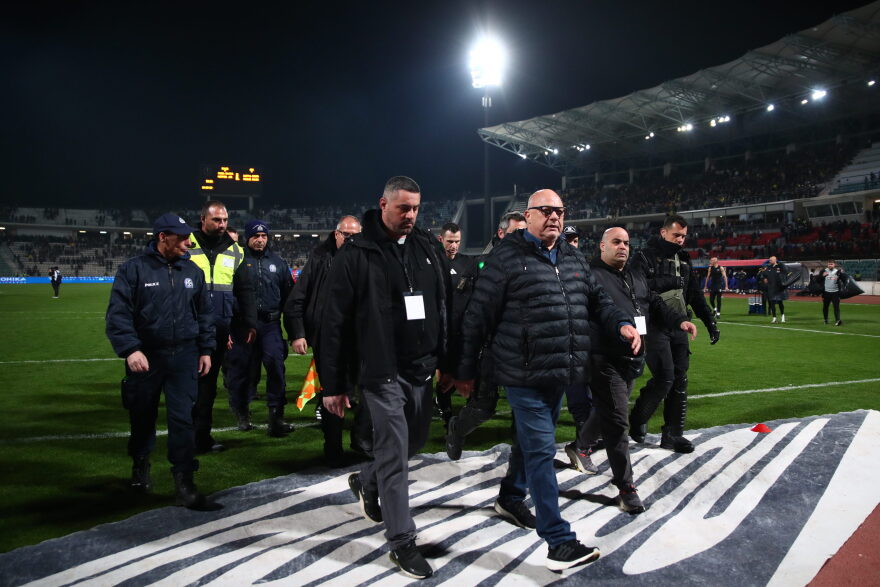 Ένταση στο φινάλε του αγώνα της ΑΕΚ με τον Βόλο - «Νάτοι, νάτοι οι πρωταθλητές» φώναζαν οι οπαδοί της Ένωσης, βίντεο 