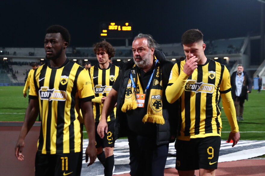 Ένταση στο φινάλε του αγώνα της ΑΕΚ με τον Βόλο - «Νάτοι, νάτοι οι πρωταθλητές» φώναζαν οι οπαδοί της Ένωσης, βίντεο 