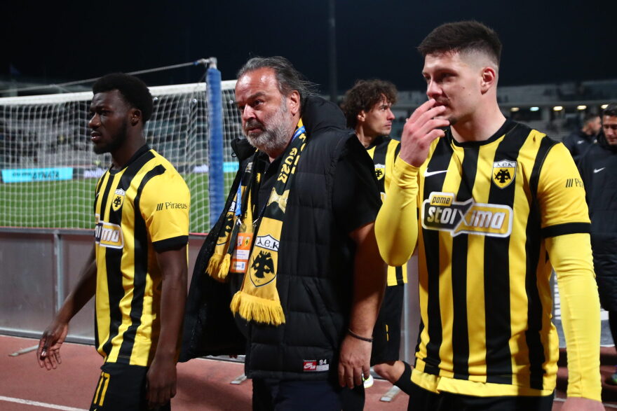 Ένταση στο φινάλε του αγώνα της ΑΕΚ με τον Βόλο - «Νάτοι, νάτοι οι πρωταθλητές» φώναζαν οι οπαδοί της Ένωσης, βίντεο 