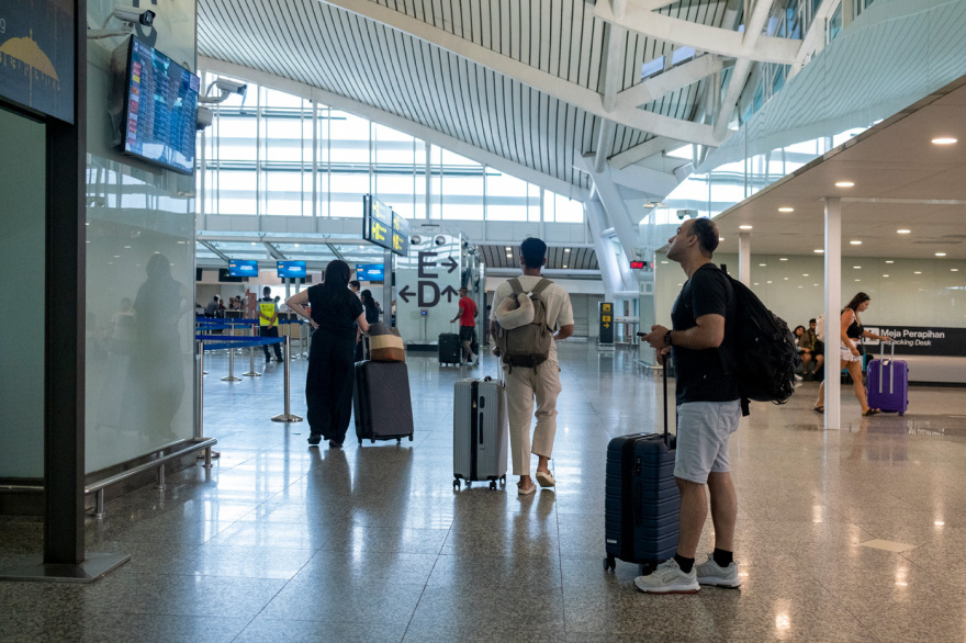 Politico: Εκρήξεις, πανικόβλητοι influencers, στελέχη πολυεθνικών και... κατοικίδια, πώς τελείωσε το πάρτι στο Ντουμπάι