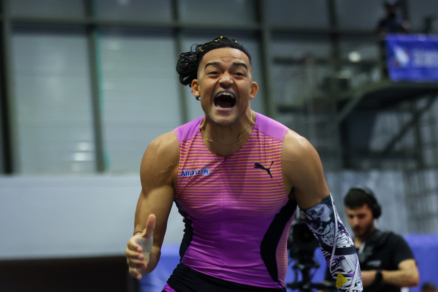 Εμμανουήλ Καραλής: Η αγκαλιά με τον πατέρα του που αξίζει... όσο ένα Παγκόσμιο Ρεκόρ, η κλήση του Μπούμπκα και ο Ντουπλάντις που αγχώνεται