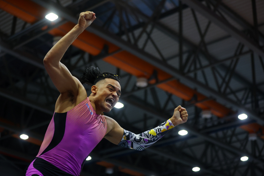 Εμμανουήλ Καραλής: Η αγκαλιά με τον πατέρα του που αξίζει... όσο ένα Παγκόσμιο Ρεκόρ, η κλήση του Μπούμπκα και ο Ντουπλάντις που αγχώνεται