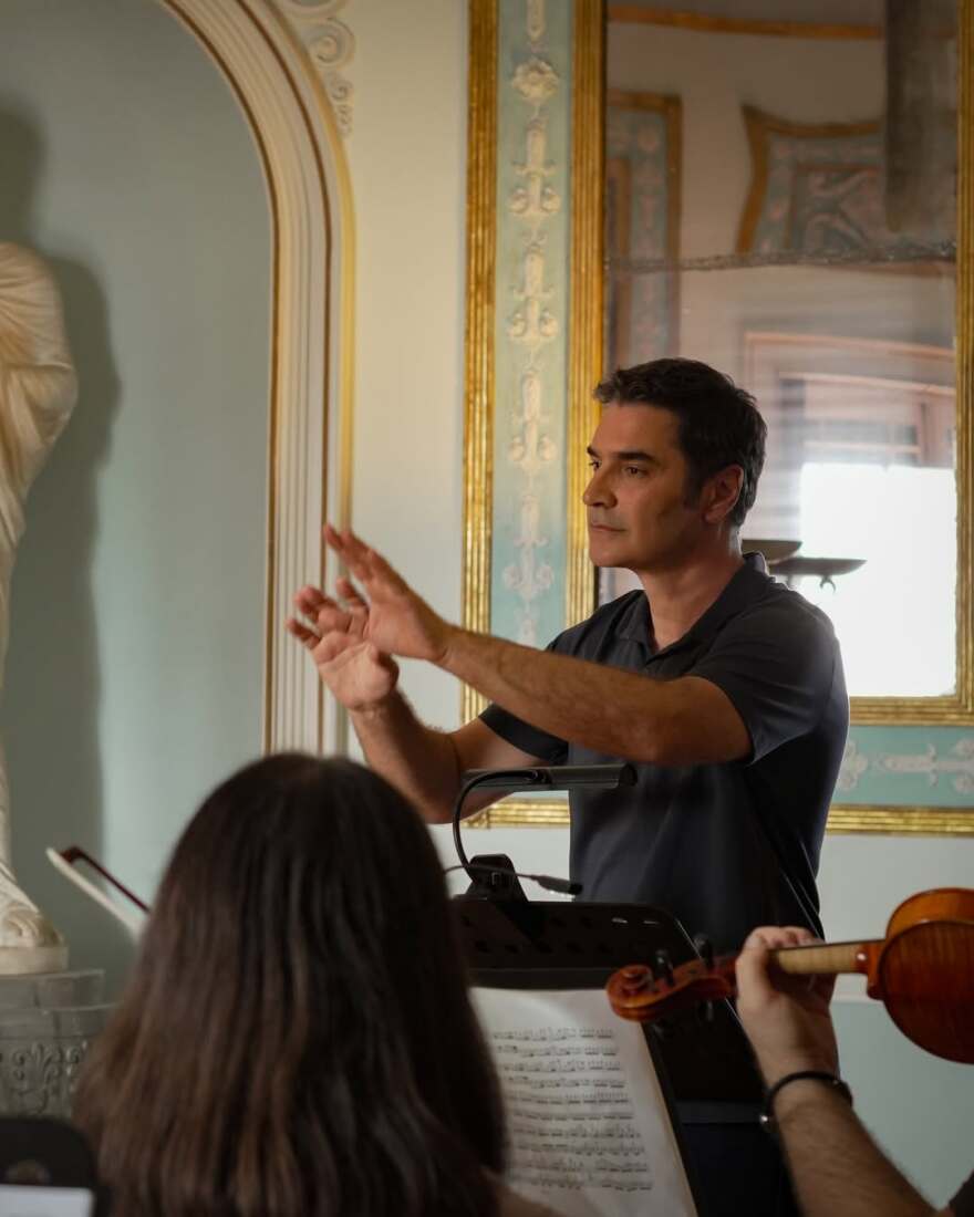 Ο Χριστόφορος Παπακαλιάτης δημοσίευσε backstage φωτογραφίες από τον επερχόμενο κύκλο του «Maestro»