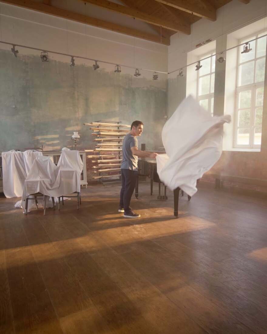 Ο Χριστόφορος Παπακαλιάτης δημοσίευσε backstage φωτογραφίες από τον επερχόμενο κύκλο του «Maestro»